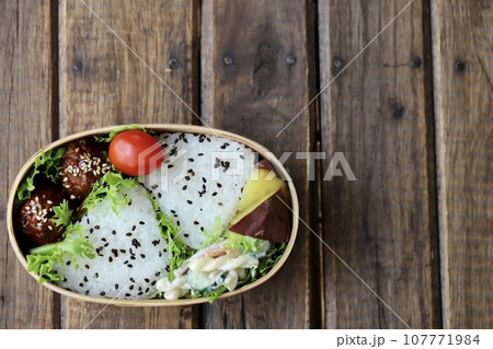 曲げわっぱに入れたゴマ塩おにぎりのお弁当 曲げわっぱに入れたゴマ塩おにぎりのお弁当 107771984