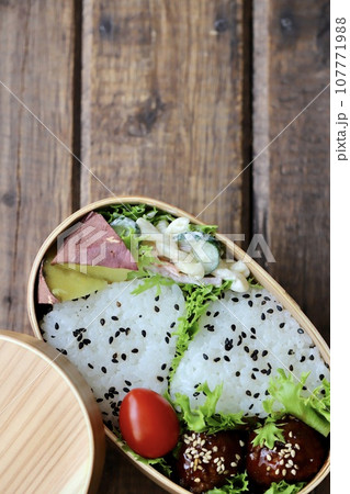 曲げわっぱに入れたゴマ塩おにぎりのお弁当 曲げわっぱに入れたゴマ塩おにぎりのお弁当 107771988
