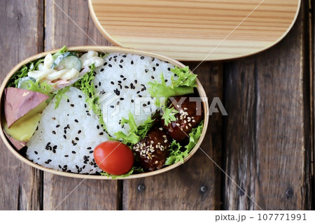 曲げわっぱに入れたゴマ塩おにぎりのお弁当 曲げわっぱに入れたゴマ塩おにぎりのお弁当 107771991