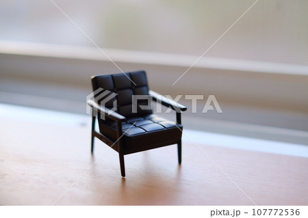窓際のソファ 107772536