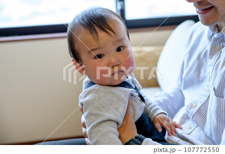 父親に抱っこしてもらう赤ちゃん 乳幼児 イクメン 育児休暇 0歳乳幼児 父親に抱っこしてもらう赤ちゃん 乳幼児 イクメン 育児休暇 0歳乳幼児 107772550