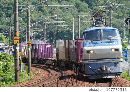 右カーブを行くEF66 100番台コンテナ貨物列車 107772558