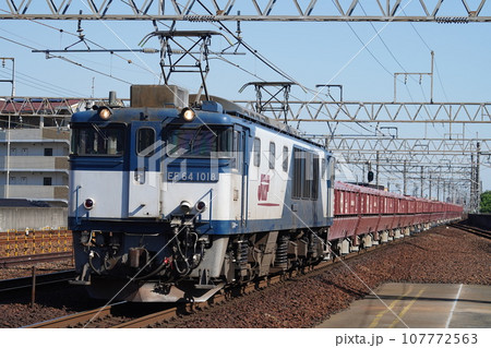 石灰石貨物列車を牽引するEF64型電気機関車 107772563