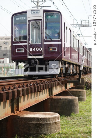 小さな鉄橋を渡る阪急電車の阪急京都線準急京都河原町行き 107772565