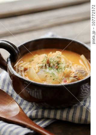 具沢山のサーモンのトマトクリームスープ 107772572