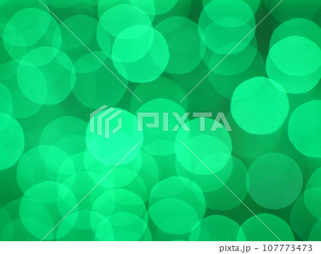 グリーンの丸い光の背景素材 イルミネーション グリーンの丸い光の背景素材 イルミネーション 107773473