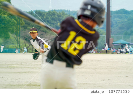 空振りを奪う左腕投手(少年野球) 空振りを奪う左腕投手(少年野球) 107773559