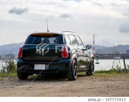 海辺に停まるミニクロスオーバー 海辺に停まるミニクロスオーバー 107773913