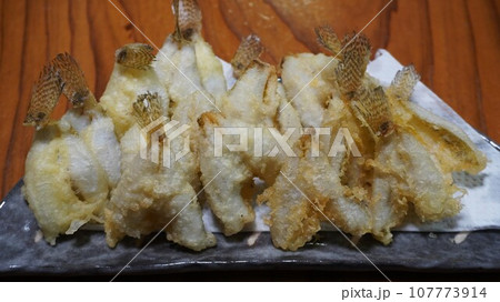 釣魚を食べる ハゼの天麩羅 釣魚を食べる ハゼの天麩羅 107773914