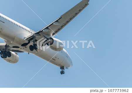 【城南島海浜公園上空から着陸態勢のJAL機】 107773962