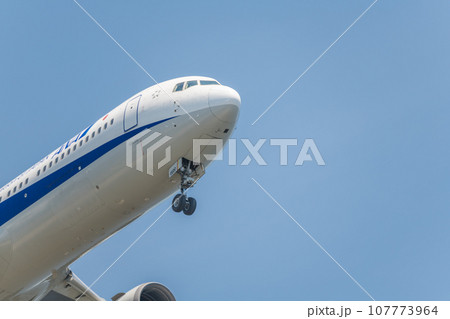 【城南島海浜公園上空から着陸態勢のANA機】 107773964