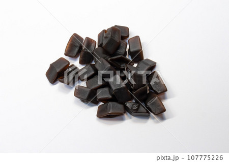 北欧諸国(フィンランド、スウェーデン、デンマーク、ノルウェー等)で昔から愛される黒い飴、サルミアッキ 107775226