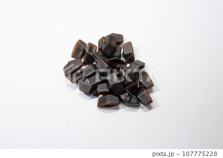 北欧諸国(フィンランド、スウェーデン、デンマーク、ノルウェー等)で昔から愛される黒い飴、サルミアッキ 107775228