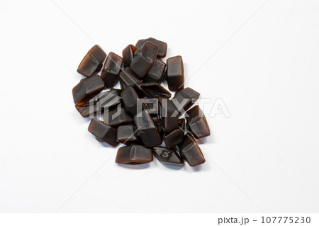 北欧諸国(フィンランド、スウェーデン、デンマーク、ノルウェー等)で昔から愛される黒い飴、サルミアッキ 北欧諸国(フィンランド、スウェーデン、デンマーク、ノルウェー等)で昔から愛される黒い飴、サルミアッキ 107775230