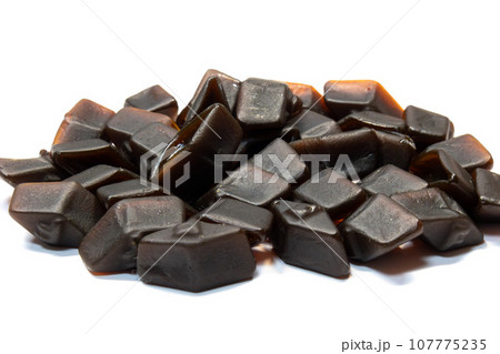 北欧諸国(フィンランド、スウェーデン、デンマーク、ノルウェー等)で昔から愛される黒い飴、サルミアッキ 107775235