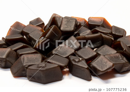 北欧諸国(フィンランド、スウェーデン、デンマーク、ノルウェー等)で昔から愛される黒い飴、サルミアッキ 107775236