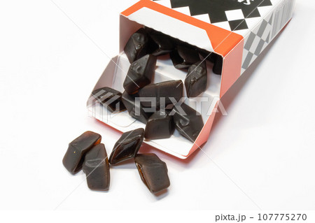 北欧諸国(フィンランド、スウェーデン、デンマーク、ノルウェー等)で昔から愛される黒い飴、サルミアッキ 北欧諸国(フィンランド、スウェーデン、デンマーク、ノルウェー等)で昔から愛される黒い飴、サルミアッキ 107775270