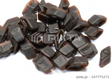 北欧諸国(フィンランド、スウェーデン、デンマーク、ノルウェー等)で昔から愛される黒い飴、サルミアッキ 107775271