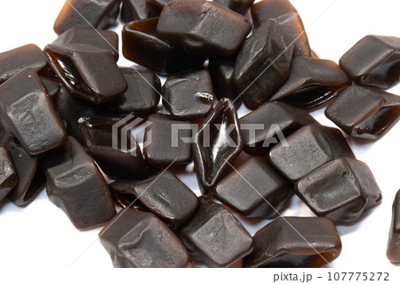 北欧諸国(フィンランド、スウェーデン、デンマーク、ノルウェー等)で昔から愛される黒い飴、サルミアッキ 107775272