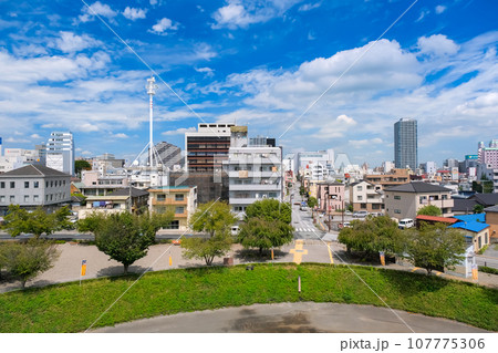 栃木県宇都宮市 宇都宮城址公園から見る宇都宮市の街並み 107775306