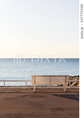 フランス、ニースの朝のプロムナード・デ・サングレ 107775498