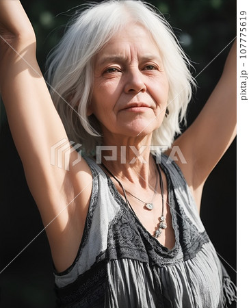 両腕上げた民族的なファッションの美しいシニア女性 107775619