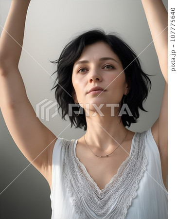 両腕上げた民族的なファッションの美しい中年女性 両腕上げた民族的なファッションの美しい中年女性 107775640