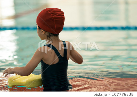 スイミングスクールの4歳児クラス スイミングスクールの4歳児クラス 107776539