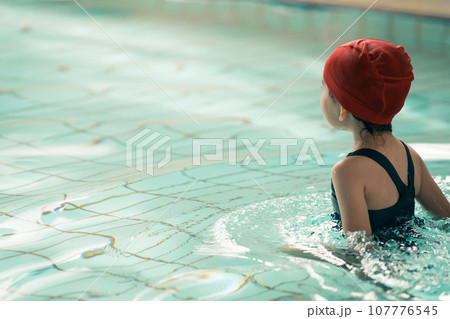 スイミングスクールの4歳児クラス 107776545