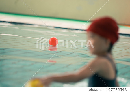 スイミングスクールのカラーボール 107776548