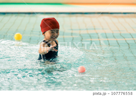 スイミングスクールの4歳児クラス スイミングスクールの4歳児クラス 107776558