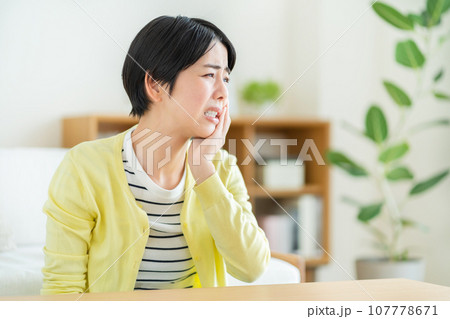 虫歯で苦しむ女性 歯が痛い女性 虫歯で苦しむ女性 歯が痛い女性 107778671