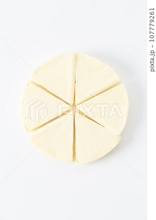 カマンベールチーズ　白バック 107779261