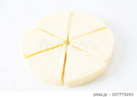 カマンベールチーズ　白バック 107779265