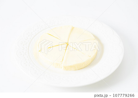 カマンベールチーズ 白バック カマンベールチーズ 白バック 107779266