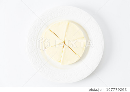 カマンベールチーズ　白バック 107779268