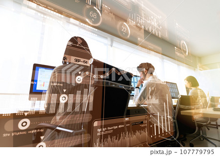 クリエイティブな職場で働く人々 107779795