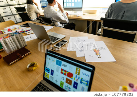 クリエイティブな職場で働く人々 クリエイティブな職場で働く人々 107779802