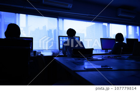 クリエイティブな職場で働く人々 クリエイティブな職場で働く人々 107779814