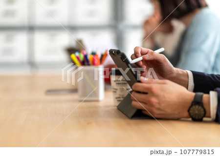 クリエイティブな職場で働く人々 107779815