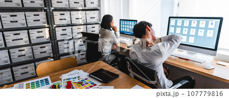 クリエイティブな職場で働く人々 クリエイティブな職場で働く人々 107779816