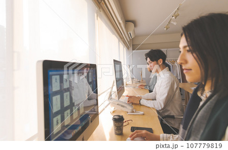 クリエイティブな職場で働く人々 107779819