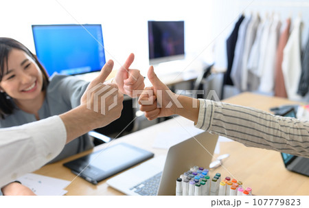 クリエイティブな職場で働く人々 クリエイティブな職場で働く人々 107779823