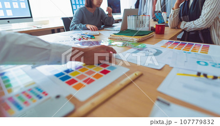 クリエイティブな職場で働く人々 クリエイティブな職場で働く人々 107779832