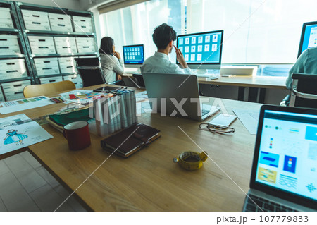 クリエイティブな職場で働く人々 クリエイティブな職場で働く人々 107779833