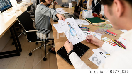 クリエイティブな職場で働く人々 107779837