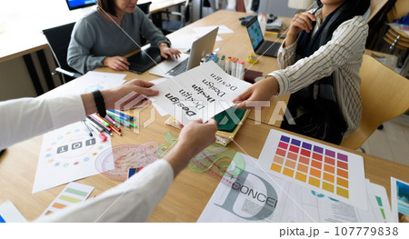 クリエイティブな職場で働く人々 107779838