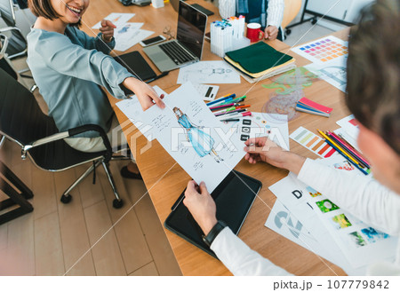 クリエイティブな職場で働く人々 107779842