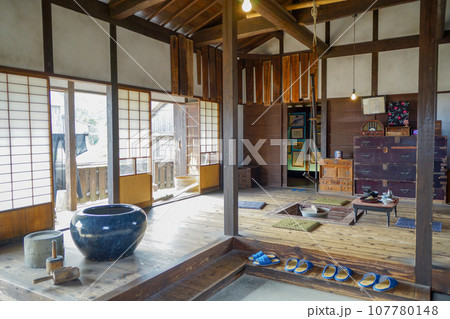 小豆島の風景 二十四の瞳映画村の風景 土間 小豆島の風景 二十四の瞳映画村の風景 土間 107780148