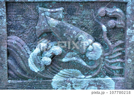 隠岐諸島:西ノ島の由良比女神社、境内の石燈篭に残るイカの浮き彫り 隠岐諸島:西ノ島の由良比女神社、境内の石燈篭に残るイカの浮き彫り 107780218